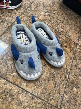 dearfoams Grey and Blue Dino Kids One-Piece Slippers
